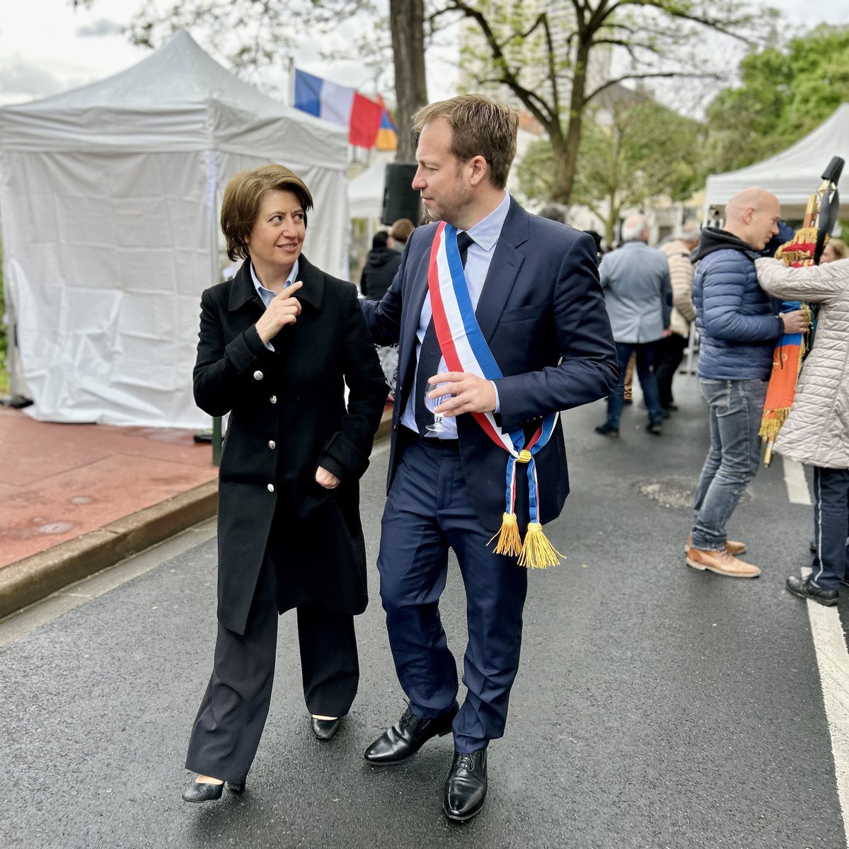 #Clamart n'oublie pas les victimes du #GénocideArménien en cette journée de commémoration 🇫🇷🇦🇲.   Une cérémonie a été organisée en présence du maire @JD_Berger, de l'ambassadrice @tolmajian, du député @JLBourlanges, d’officiels, d’anciens combattants et de nombreux Clamartois 🙏.