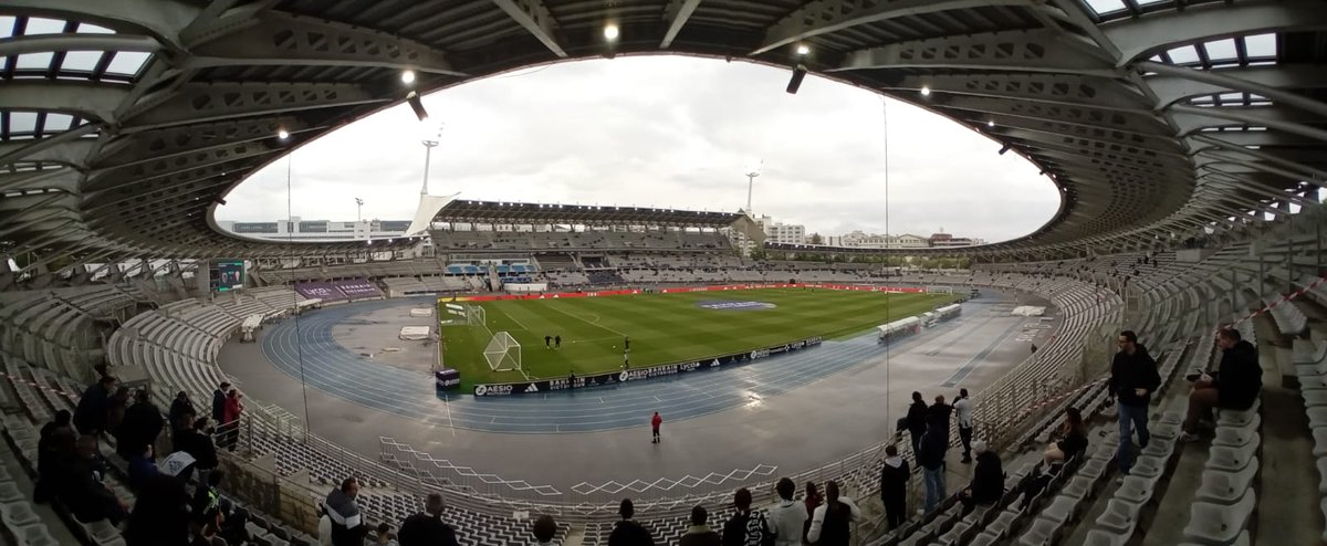 ALLEZ_SCO's tweet photo. Nous sommes bien arrivés au stade Charléty. 
Plus qu'à attendre le coup d'envoi. 

Objectif : VICTOIRE 💪
⚫⚪

@ParisFC 🆚 @AngersSCO

#PFCSCO #AllezSCO #AngersSCO https://t.co/vnem7EUvJr