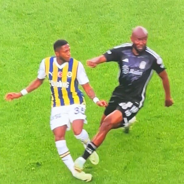 DerinGSMeclisi's tweet photo. Bunun adı maç satmak değil mi? Fenerbahçe Beşiktaş maçında Al Musrati’ in gördüğü kırmızı kart bu! https://t.co/5bEF7IWFoa