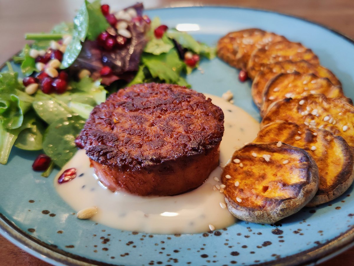 Filet Mignon (Juicy Marbles) mit Sesam Sauce (Knorr), geröstete Süßkartoffel Scheiben, italienischer Pflücksalat mit Granatapfel- und Pinienkernen. #GoVegan