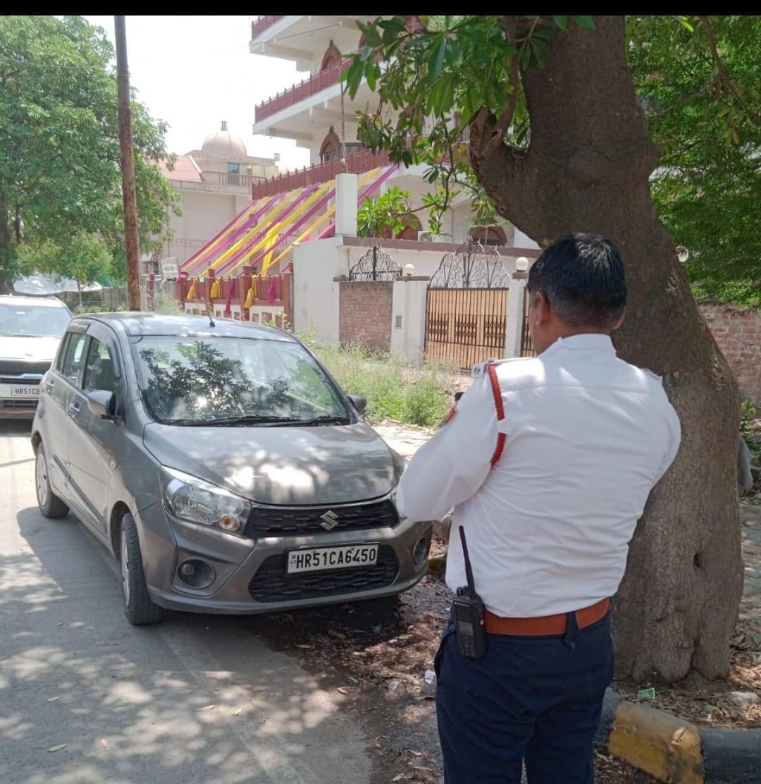 पुलिस आयुक्त राकेश आर्य के निर्देशानुसार एवं डीसीपी ट्रैफिक ऊषा के नेतृत्व में यातायात पुलिस द्वारा अवैध पार्किंग के 317 और रॉन्ग साइड ड्राइविंग के 228 चालान सहित यातायात व्यवस्था बाधित करने वाले 5 ट्रक चालकों के खिलाफ किया मुकदमा दर्ज । @FBDPolice @DC_Faridabad @police_haryana