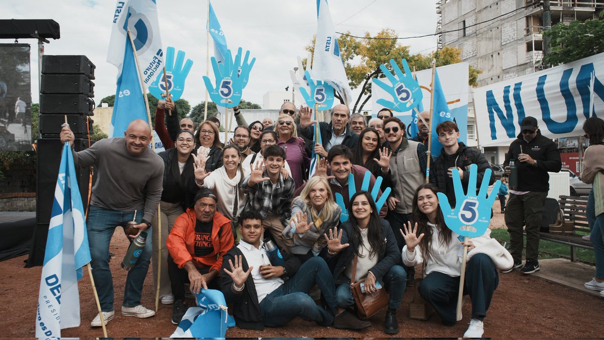 La lista 5️⃣👋 presente en el Municipio C! Gran acto de @AlvaroDelgadoUy en la Plaza San Martín!