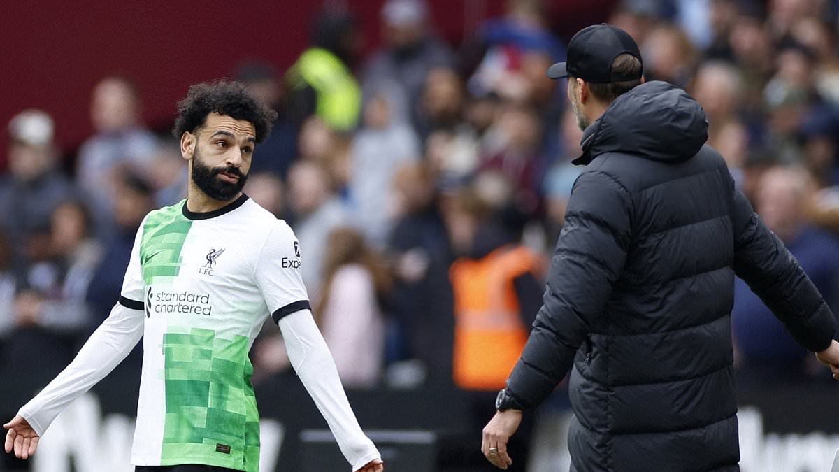 Mohamed Salah and Jurgen Klopp involved in heated CLASH on the touchline against West Ham... as Liverpool duo argue moments before Egyptian winger is substituted on trib.al/fQgywT9