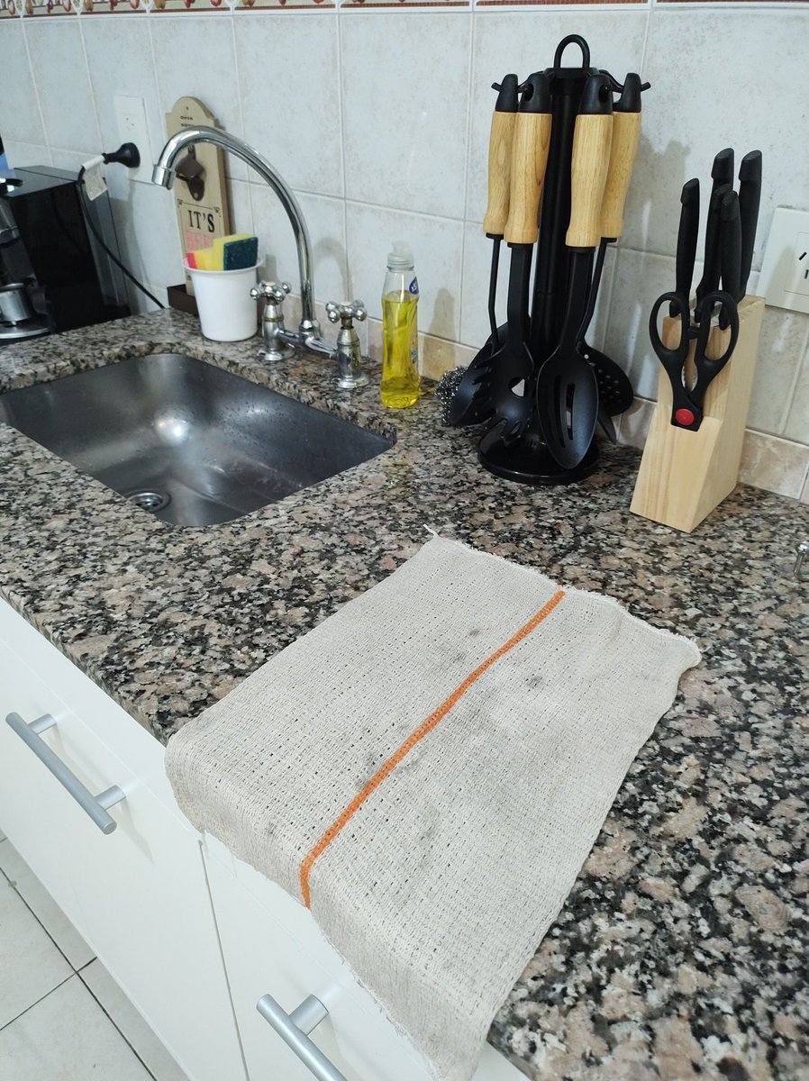 El trapo extendido como señal de una victoria ganada contra el desorden de la cocina