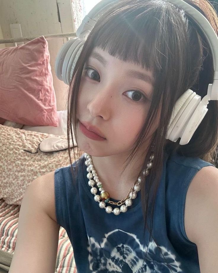 Kyujin of NMIXX has the best selfie game in kpop : a thread 🐬