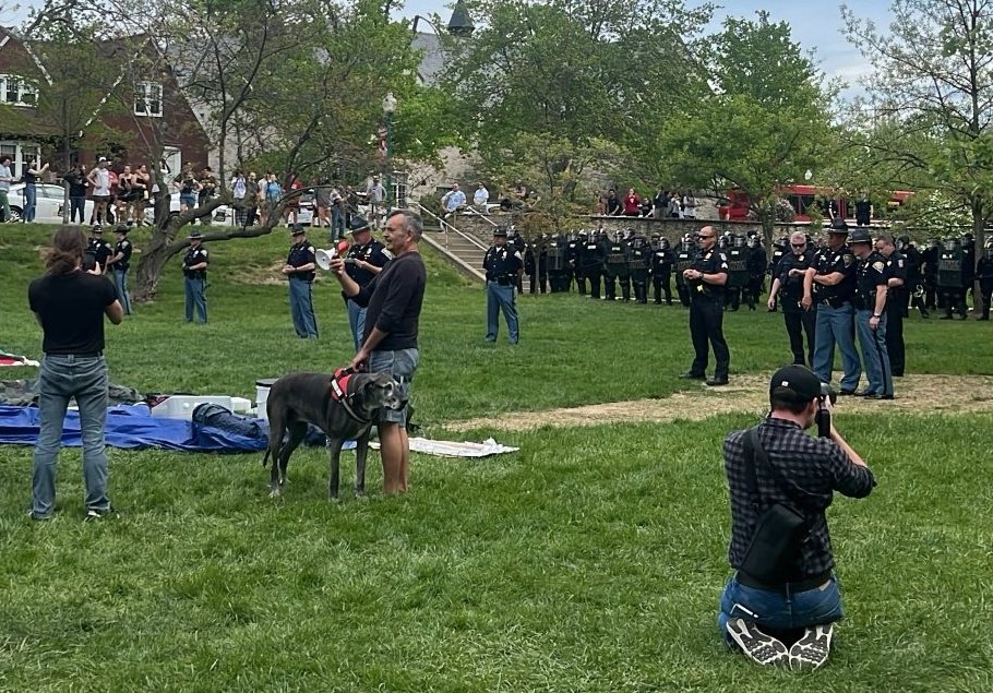 🚨Happening now🚨
IU passed false tips to the cops  about weapons at the encampment to sic police on nonviolent students. Any claimes to care about student safety is disgusting doublespeak.