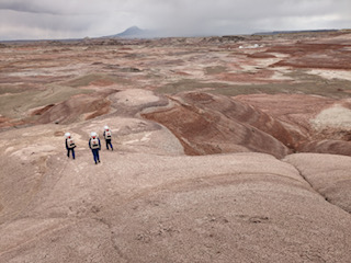 During their concluding EVA mission, Crew 297 marvels at the Mars-like terrain in southern #Utah near our Mars Desert Research Station. 🚀🔴 To read daily crew reports, visit mdrs.marssociety.org. #marsanalog #stem #science #analogastronauts #themarssociety #mars #education