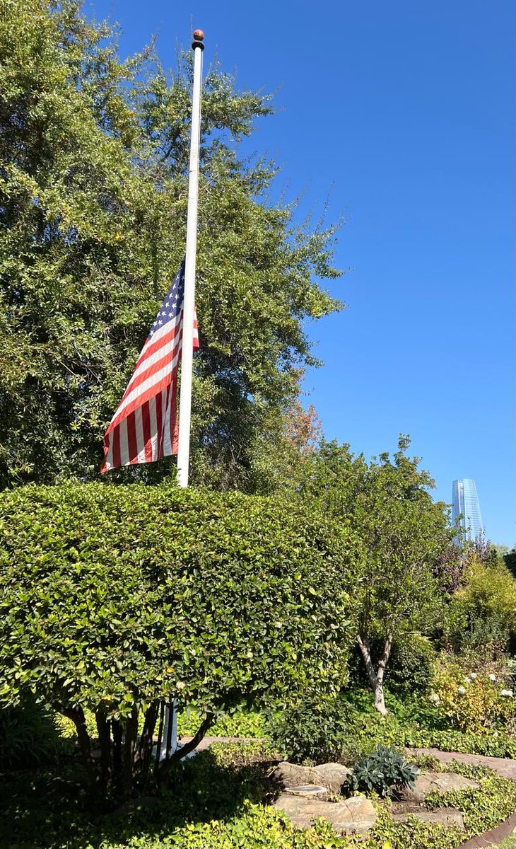 Con gran tristeza, hoy bajamos las banderas de 🇺🇸 de la embajada y de mi residencia para expresar nuestro profundo pesar por la trágica pérdida del sargento 1º Carlos Cisterna Navarro, el cabo 1º Sergio Arévalo Lobos y el cabo 1º Misael Vidal Cid de @carabdechile. Nuestras más