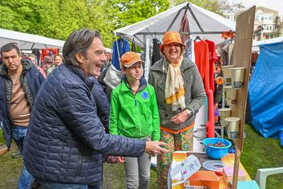 Koningsdag Oosterhout: ‘Het is heel lollig als een tomaat uit elkaar spat’ dlvr.it/T65hj7