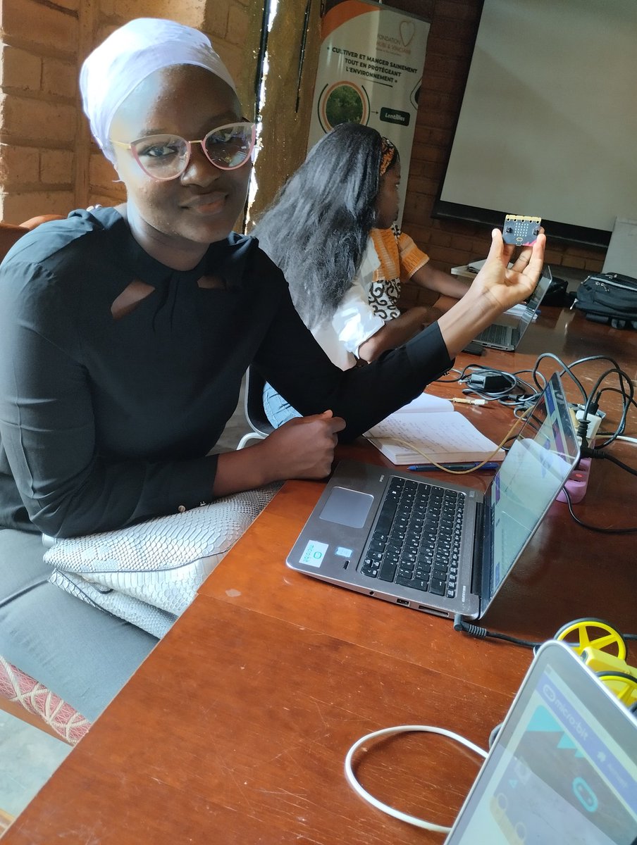EdithAssangbe's tweet image. 🤖 Un après-midi inoubliable à l'atelier robotique !
J'ai appris que l'électronique peut être programmée, écrit mon premier code en micro:bit et exploré la réalité augmentée. Merci au #CodeClubBenin  ! #GirlsInICT #Programmation #Microbit #MergeCube #RéalitéAugmentée