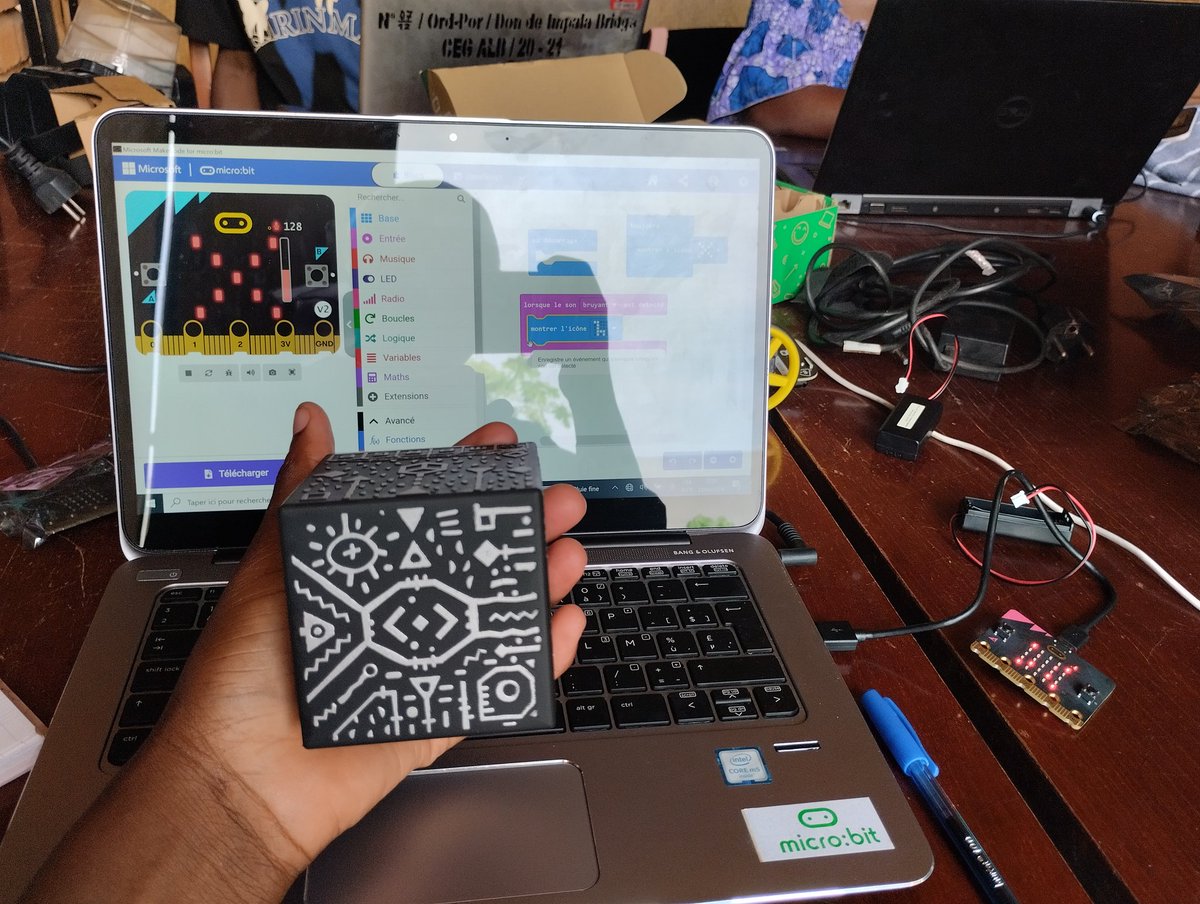 EdithAssangbe's tweet image. 🤖 Un après-midi inoubliable à l'atelier robotique !
J'ai appris que l'électronique peut être programmée, écrit mon premier code en micro:bit et exploré la réalité augmentée. Merci au #CodeClubBenin  ! #GirlsInICT #Programmation #Microbit #MergeCube #RéalitéAugmentée