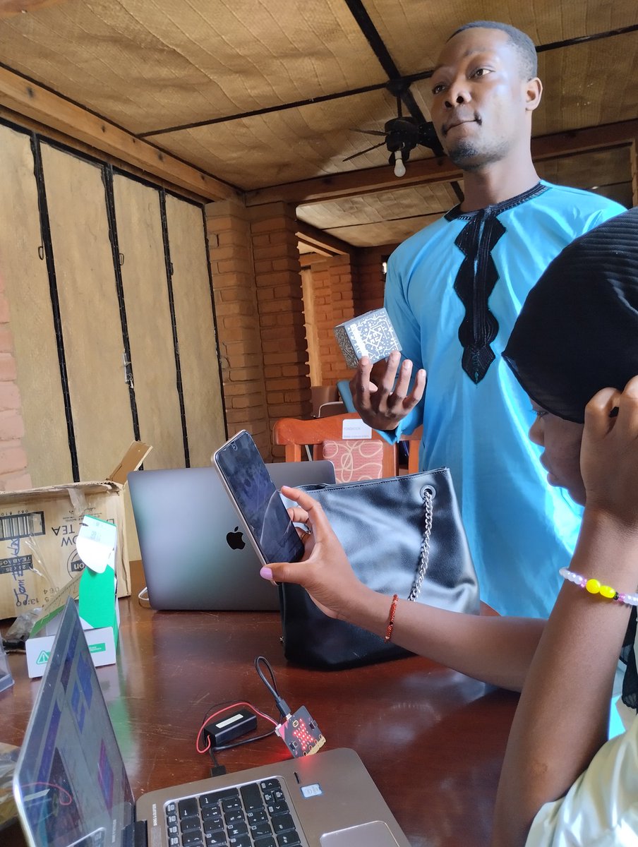 EdithAssangbe's tweet image. 🤖 Un après-midi inoubliable à l'atelier robotique !
J'ai appris que l'électronique peut être programmée, écrit mon premier code en micro:bit et exploré la réalité augmentée. Merci au #CodeClubBenin  ! #GirlsInICT #Programmation #Microbit #MergeCube #RéalitéAugmentée