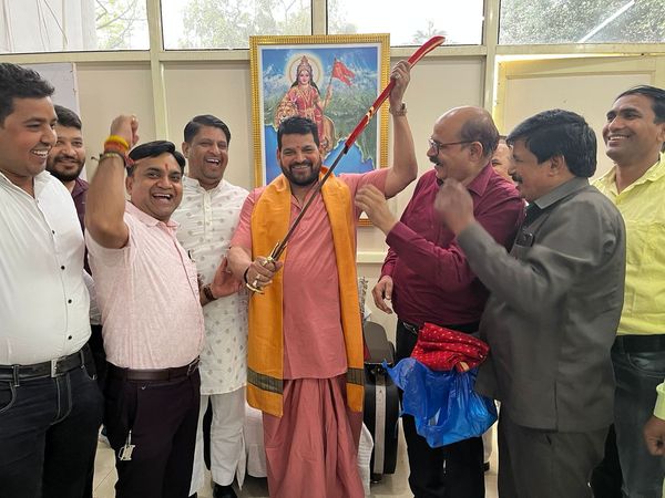 KshatriyaUpdate's tweet photo. @RavindraBhati__ (रविंद्र भाटी) सीधा–साधा सरल स्वभाव का लड़का है उसको तो कुछ भी बोल दो लेकिन ये गोदारा–फोदारा जैसे लोग बृजभूषण शरण सिंह को धमकी देने की हिम्मत क्यों नही कर पाते कभी ? 

 पूरे खानदान का इनके अकेले शोषण कर देगा 😂
#रविन्द्र_को_सुरक्षा_दो https://t.co/QX7REEFVhz