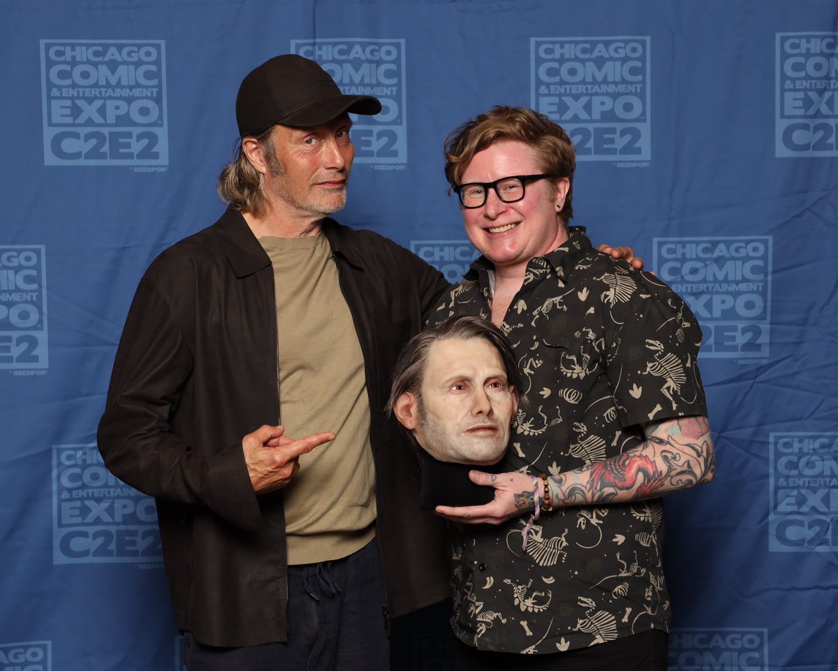 Well that was surreal! This is the first time one of my likeness subjects has seen my work of them. 

Thank you @theofficialmads for not being freaked out! And thank you for having such an inspiring face!

#madsmikkelsen #mask #hannibal #c2e2 #likeness #hyperrealism #art