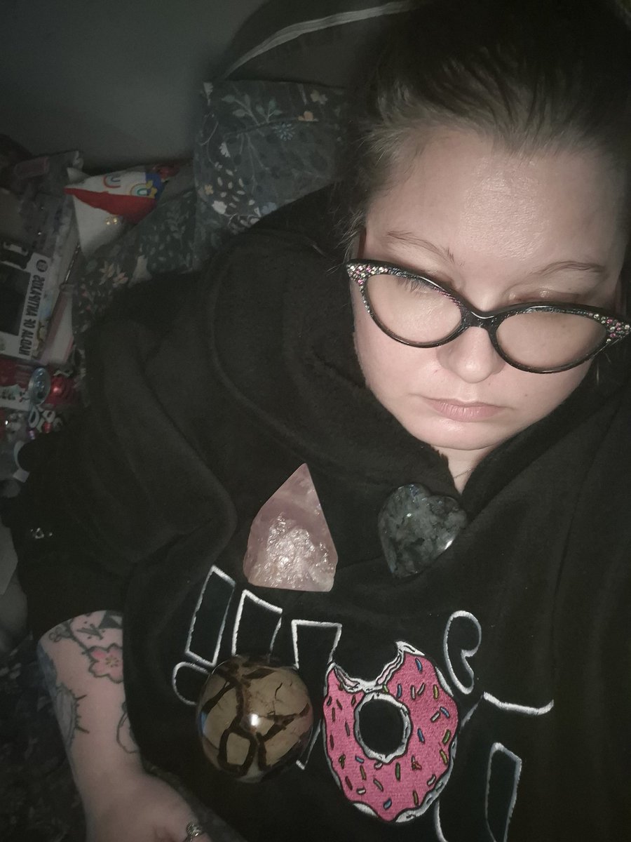 Portrait of the triggered #panicattack #meltdown #Burnout autist #crystalsgay whose shoulder blade went crunch and didn't crunched back right #EhlersDanlosSyndrome It's all my own doing. So...that. #Mutism kicked in, so catters is doing the chatter and chirp because he's my hero.