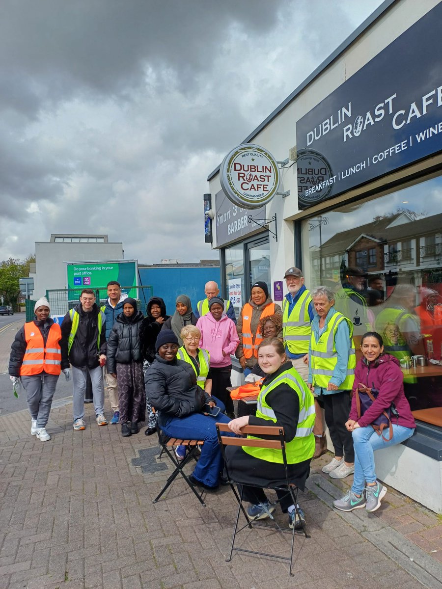 Well earned cuppa outside Dublin Roast Cafe, for Tidy Towns volunteers today in Blanchardstown village - a different cafe/pub sponsors the coffee each week.
Thanks to all local businesses for your support ☕️🫖
#dubw #fingal #dublin15