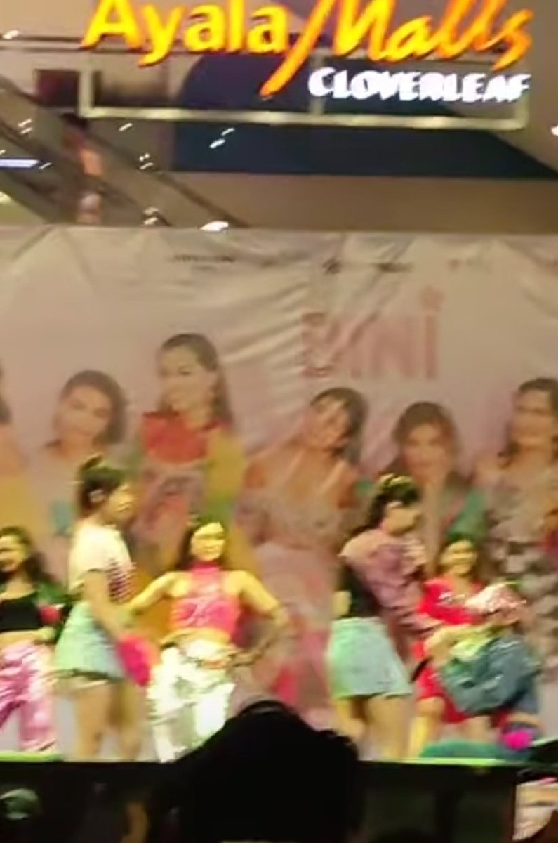 DaisyAkgae's tweet photo. BLOOMFS! I HAVE A QUESTION! 

Anong context nung nagsorry si colet kay jho while performing Lagi? 

Reason for asking : para may context yung kilig ko HAHAHA

Also, naglag si molai HAHAHA https://t.co/fKa1e9p7kt