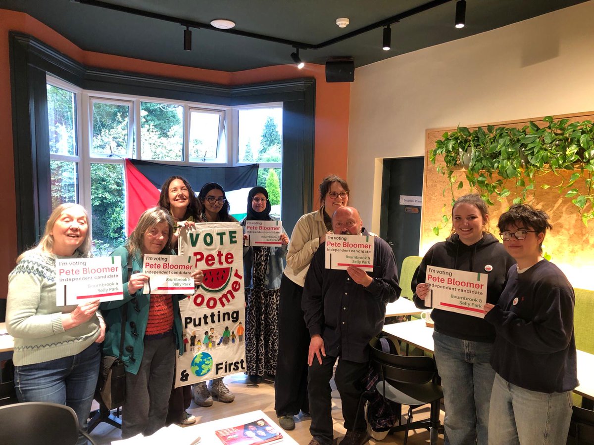 Pete Bloomer making time to meet students from the Bournbrook and Selly Park ward. Community, conversations and coffee! Thank you @grounded_selly for your wonderful venue!

#VotePeteBloomer