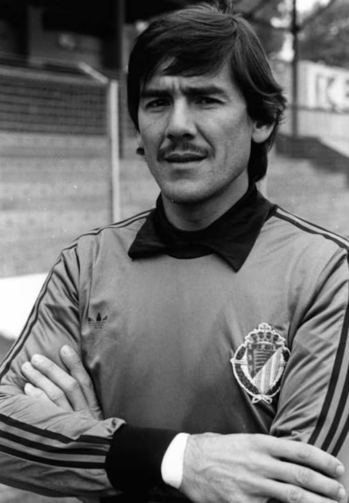 CromosPucela's tweet photo. 🇦🇷 Carlos Alberto Fenoy, durante una presentación del equipo en los 80.

El mítico portero llegó al Pucela pasada la treintena y tras 5 años en Vigo, pero eso no le impidió convertirse en una leyenda blanquivioleta. Durante 8 temporadas (80-88) fue indiscutible. https://t.co/MghIKotqcM