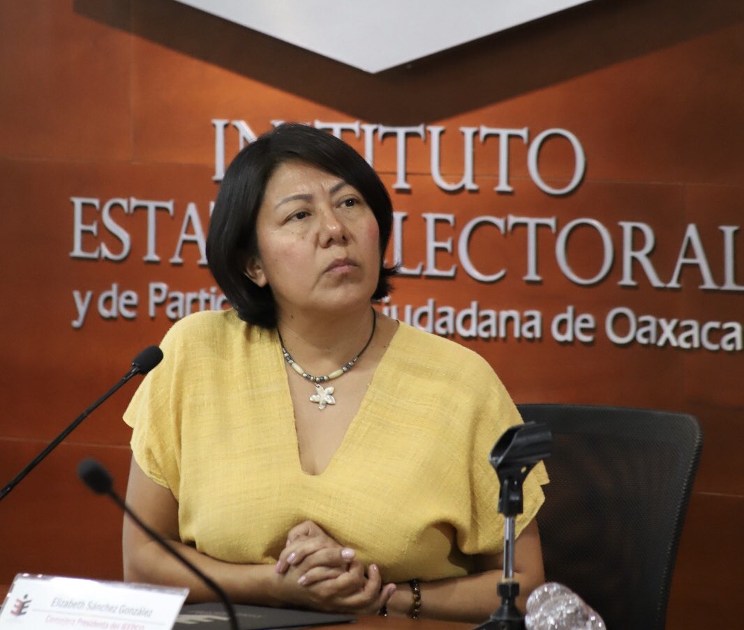 🔴#ÚltimaHora | Juez impone arraigo domiciliario a ex presidenta del @IEEPCO Elizabeth Sánchez, enfrenta un proceso por el presunto desvío de recursos públicos. El Juez de Control en #Oaxaca, dejó firme la suspensión del cargo y resguardo domiciliario de @Elizabeth_SG1.