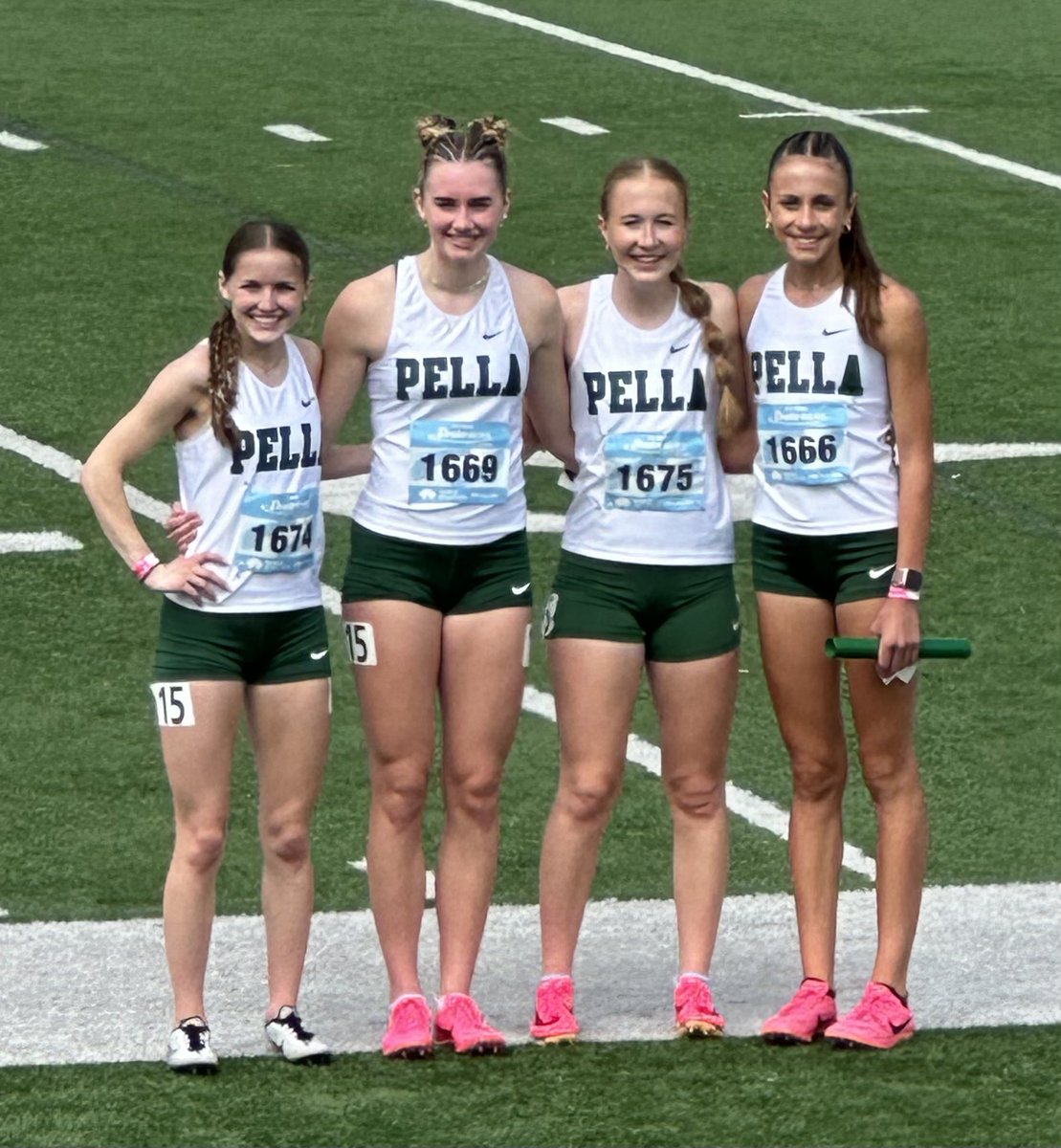 First Pella 4x800 Girls’ team to race @DrakeRelays 😎 

They embraced the opportunity and challenge beautifully 

@PellaActivities @PHSdutchtrack  #iahstrk