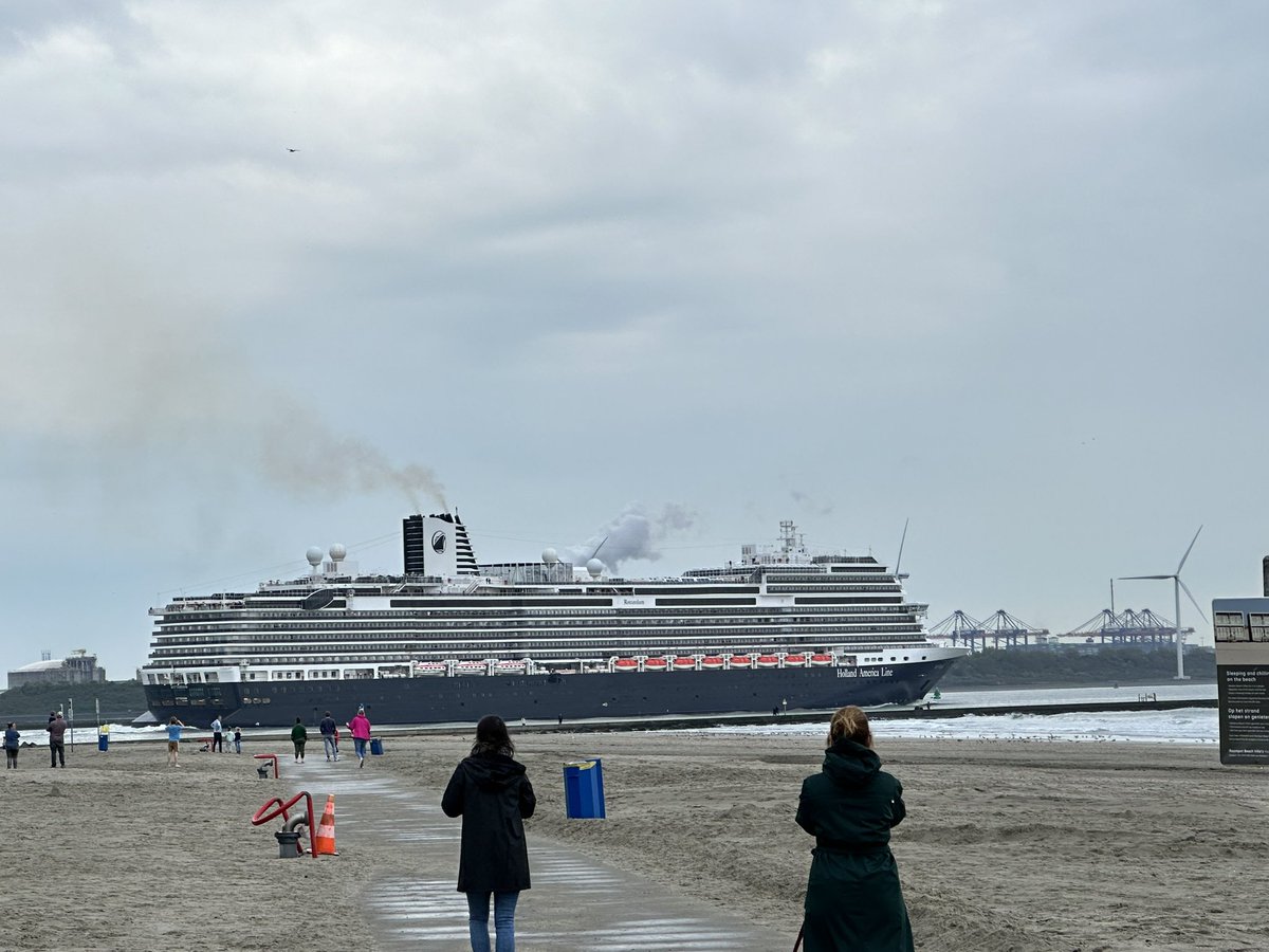@Hoek_v_Holland @HoekvanHollandd #hollandamerikaline cruiseschip naar open zee langs Hoek van Holland