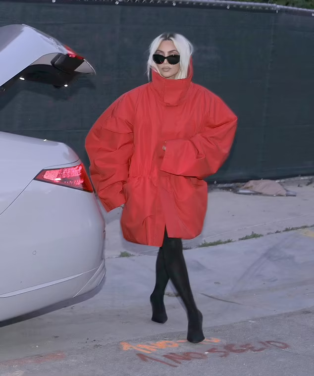📸 Kim Kardashian with freshly blonde hair out in Malibu