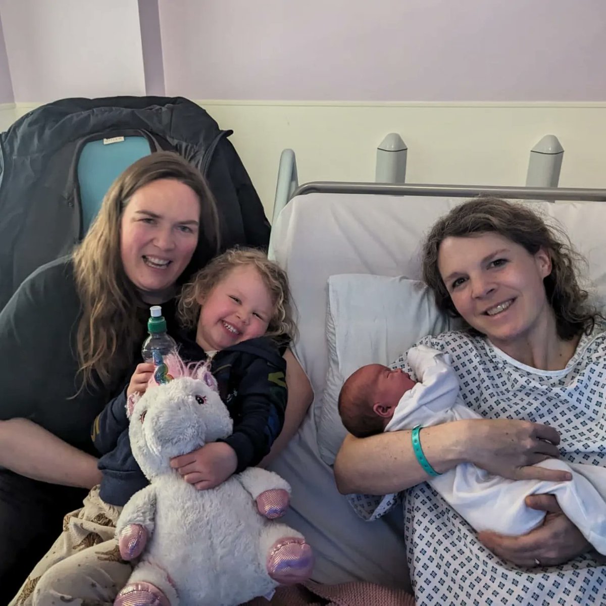 Now we are four. Hello to Robyn, little sister to Maggie, who completes our family set. Can't believe how lucky we are. ❤️❤️❤️❤️