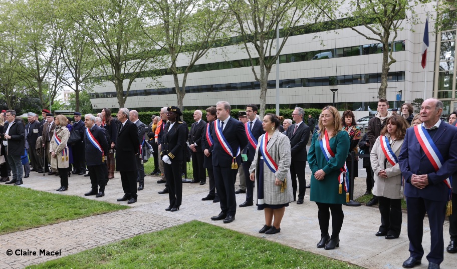 #Mémoire 🇫🇷La sous-préfète Fatou Diop Mano participait à la cérémonie départementale en souvenir des victimes et des héros de la déportation à #Nanterre, avec Georges Siffredi, président @hautsdeseinefr, les parlementaires et les élus des #HautsdeSeine, les enfants et les…