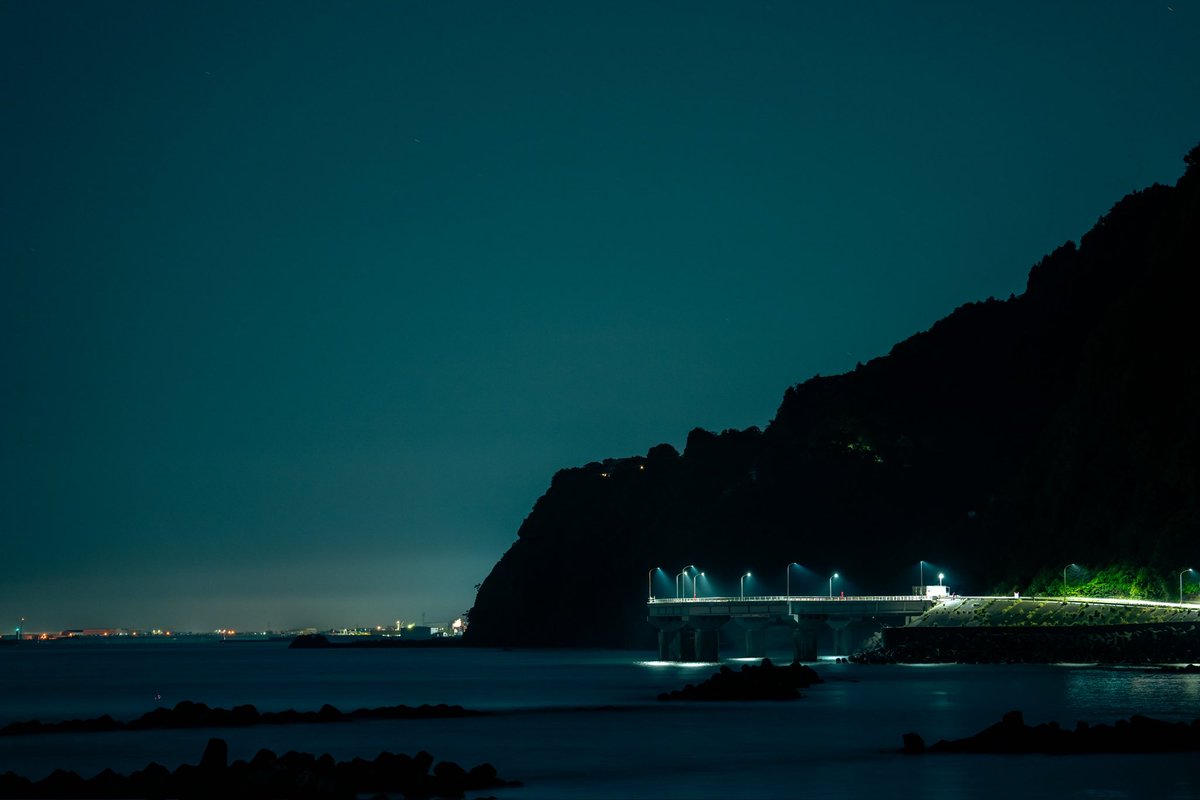 ミックス作業で耳がバカになって来たので息抜きに近所の海まで夜写真撮って来た😌
綺麗^^

#用宗 
#大崩れ海岸 
#月
#写真
#SONY
#a7r5