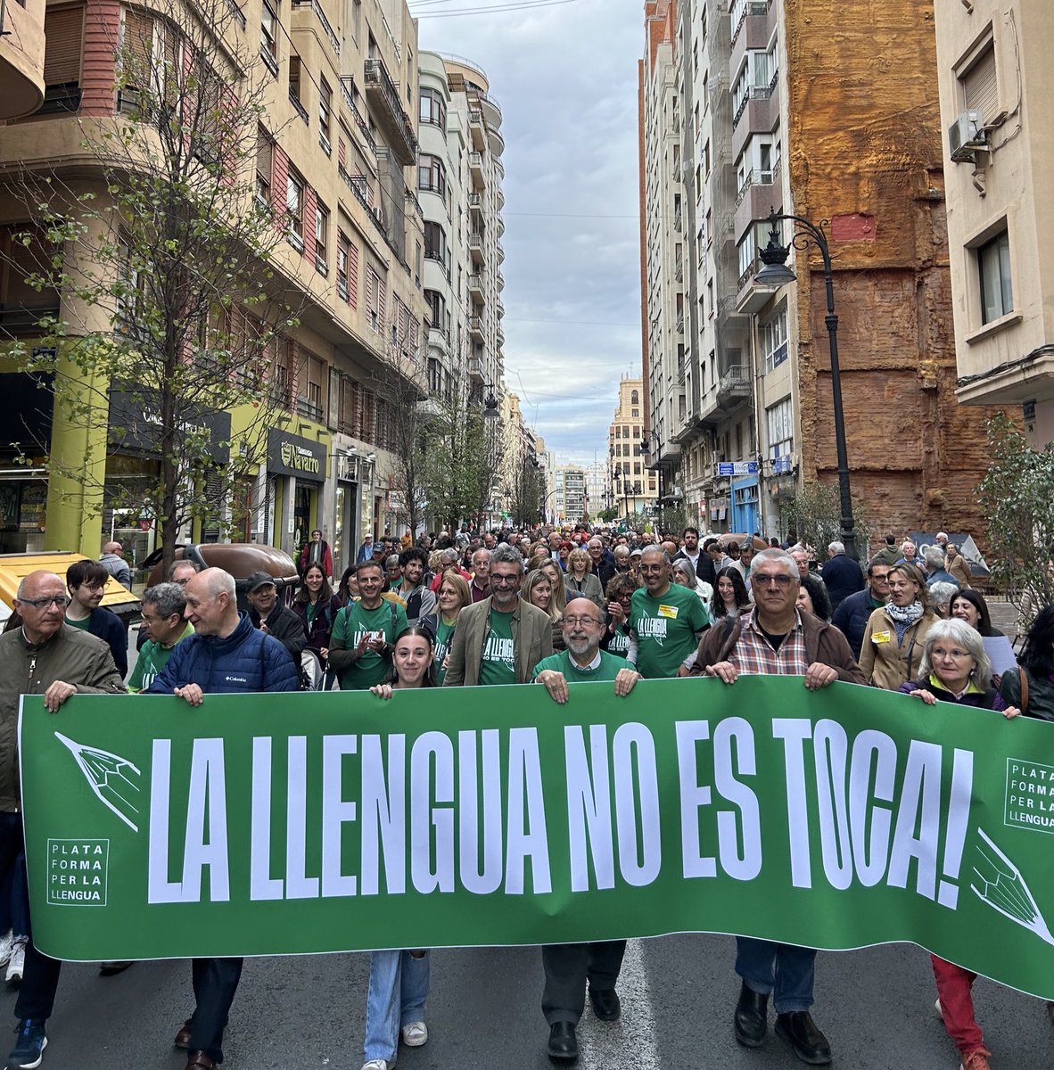 @SerraSueca @bertaserra_98 @llenguacat @generalitat @mireiaplana Avança la manifestació en què demostrem la voluntat popular per defensar el valencià. 💪🟢Els carrers de València ho tenen clar: #LaLlenguaNoEsToca!