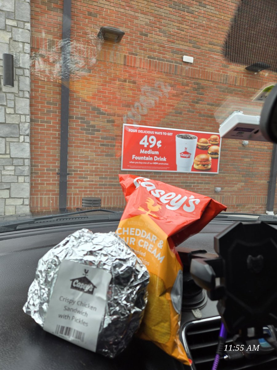 cmrgates's tweet photo. @caseysgenstore Sad, no fresh pizza was ready! Off to chase more storms today! https://t.co/PBwpZQr4fB