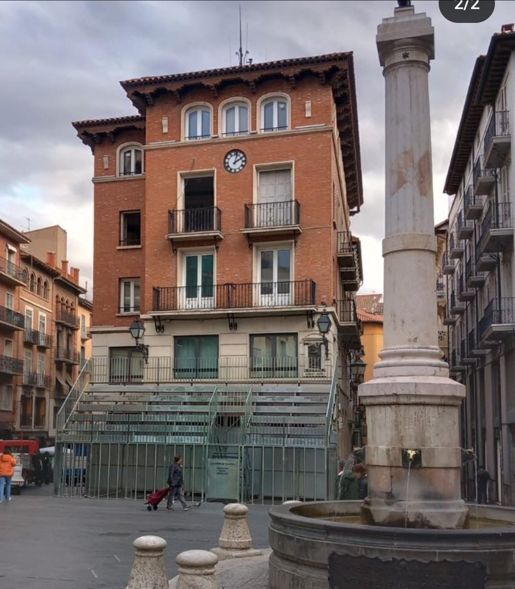 BaronWargame's tweet photo. Que la imbécil de la alcaldesa de Teruel cierre el Sábado la principal plaza para montarse un palco y ver toros es lamentable. Solo tiene un nombre, ser una mierda de persona y una gilipollas.
Es lo que tiene ser una indigente mental que disfruta de la tortura. #Teruel #Emmabuj https://t.co/MOiOWEiY9k