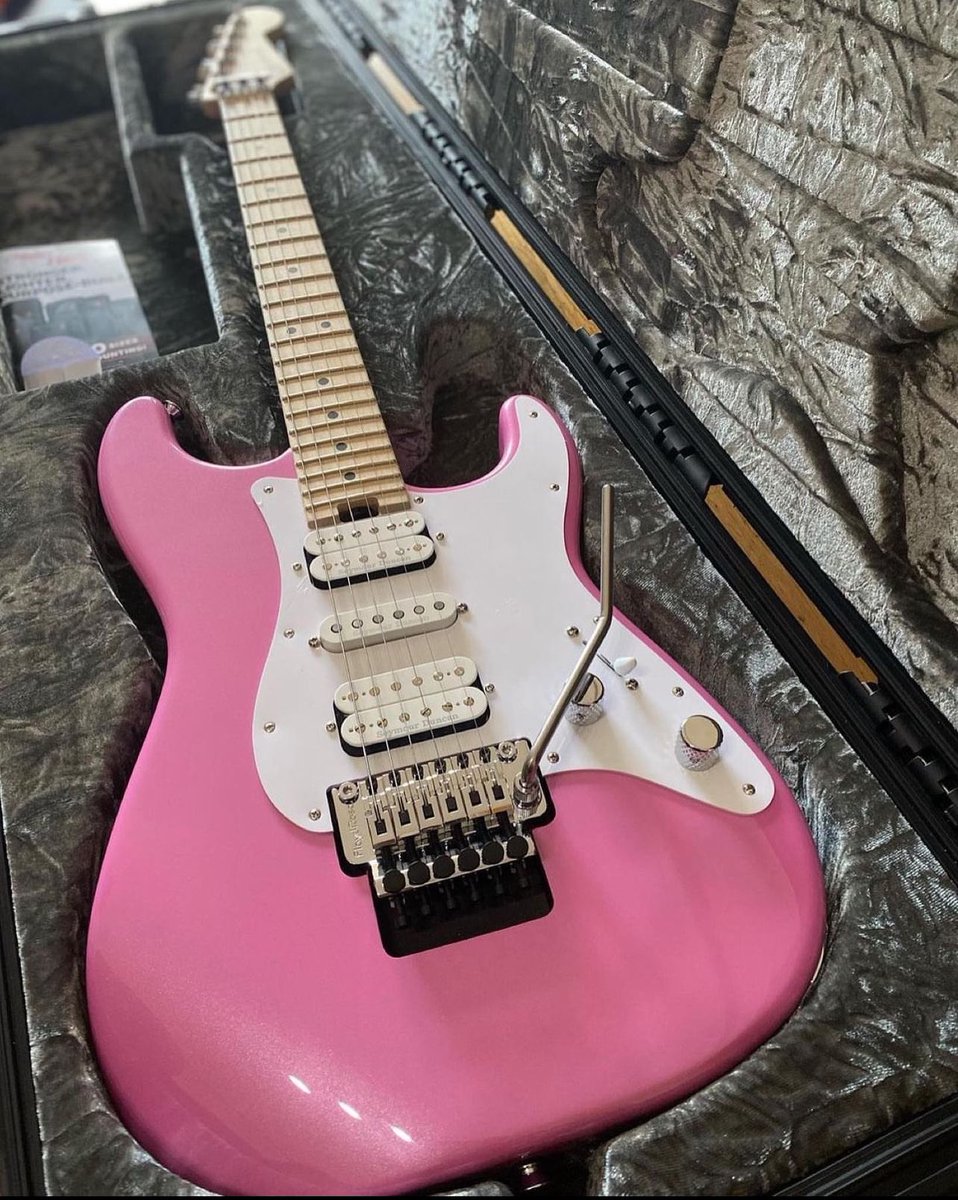 Thx for the tag @guitarofthrones 💖 Have a great weekend everyone!

#floydrose #floydrosetremolo #pinkguitar