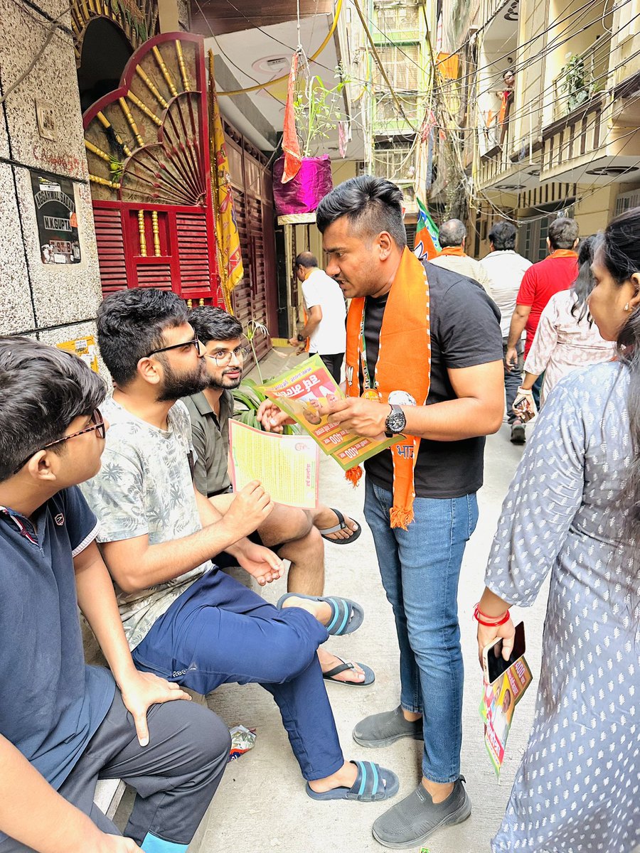 deepakgargbjp's tweet photo. ॥ अबकी बार 400 पार, फिर एक बार @narendramodi सरकार ॥ 

आज लक्ष्मी नगर मंडल के सभी कार्यकर्ताओं ने पदयात्रा जनसंपर्क कर क्षेत्रवासियों से @BJP4India प्रत्याशी @hdmalhotra जी  के पक्ष में अधिक से अधिक मतदान करने की अपील की।
#AbkiBaar400Paar
#PhirEkBarModiSarkar
#mission400plus https://t.co/mc82bsGdd8