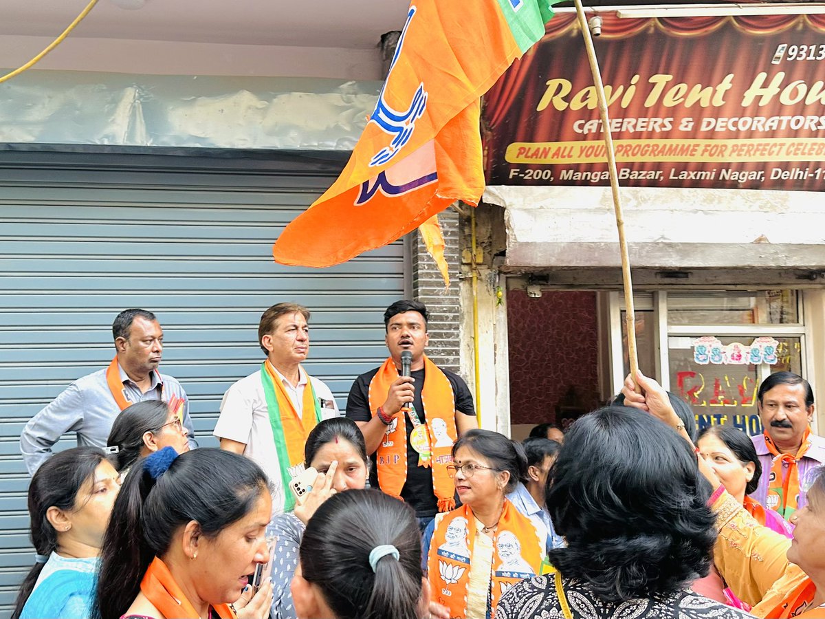 deepakgargbjp's tweet photo. ॥ अबकी बार 400 पार, फिर एक बार @narendramodi सरकार ॥ 

आज लक्ष्मी नगर मंडल के सभी कार्यकर्ताओं ने पदयात्रा जनसंपर्क कर क्षेत्रवासियों से @BJP4India प्रत्याशी @hdmalhotra जी  के पक्ष में अधिक से अधिक मतदान करने की अपील की।
#AbkiBaar400Paar
#PhirEkBarModiSarkar
#mission400plus https://t.co/mc82bsGdd8