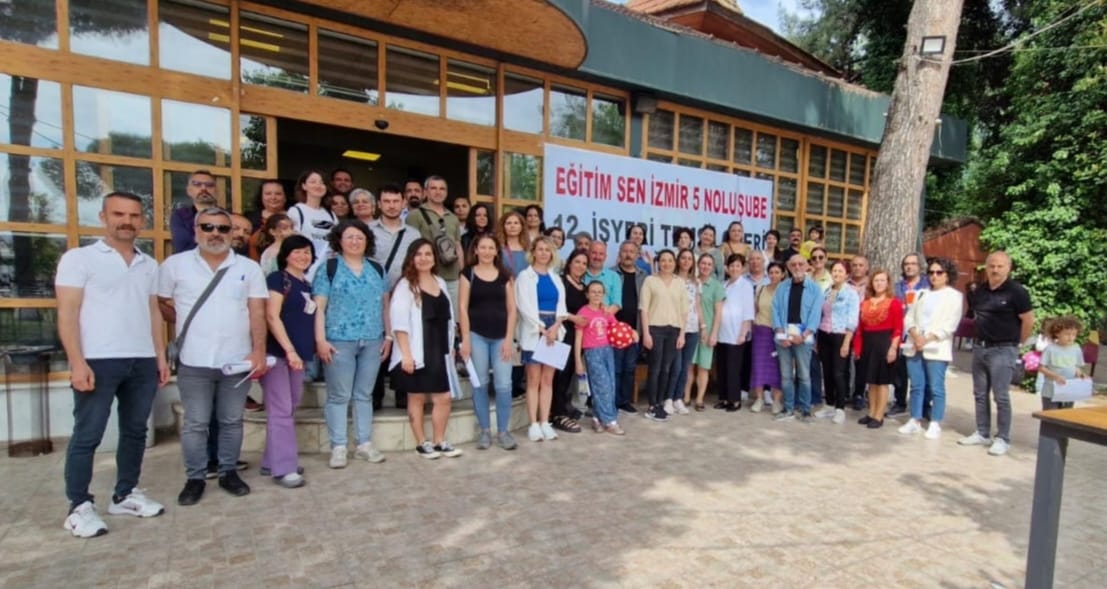 Eğitim Sen İzmir 5 No'lu Şube 'İş Yeri Temsilcileri Eğitimi' yapıldı. Eğitim çalışmasında eğitim uzmanımız Dr. Erkan Aydoğanoğlu 'Eğitimde Dönüşüm: Politika ve Uygulamalar' ile 'İş Yerinde Sendikal Örgütlenme' başlıklarında, Merkez Kadın Sekreterimiz Simge Yardım ise 'Toplumsal…