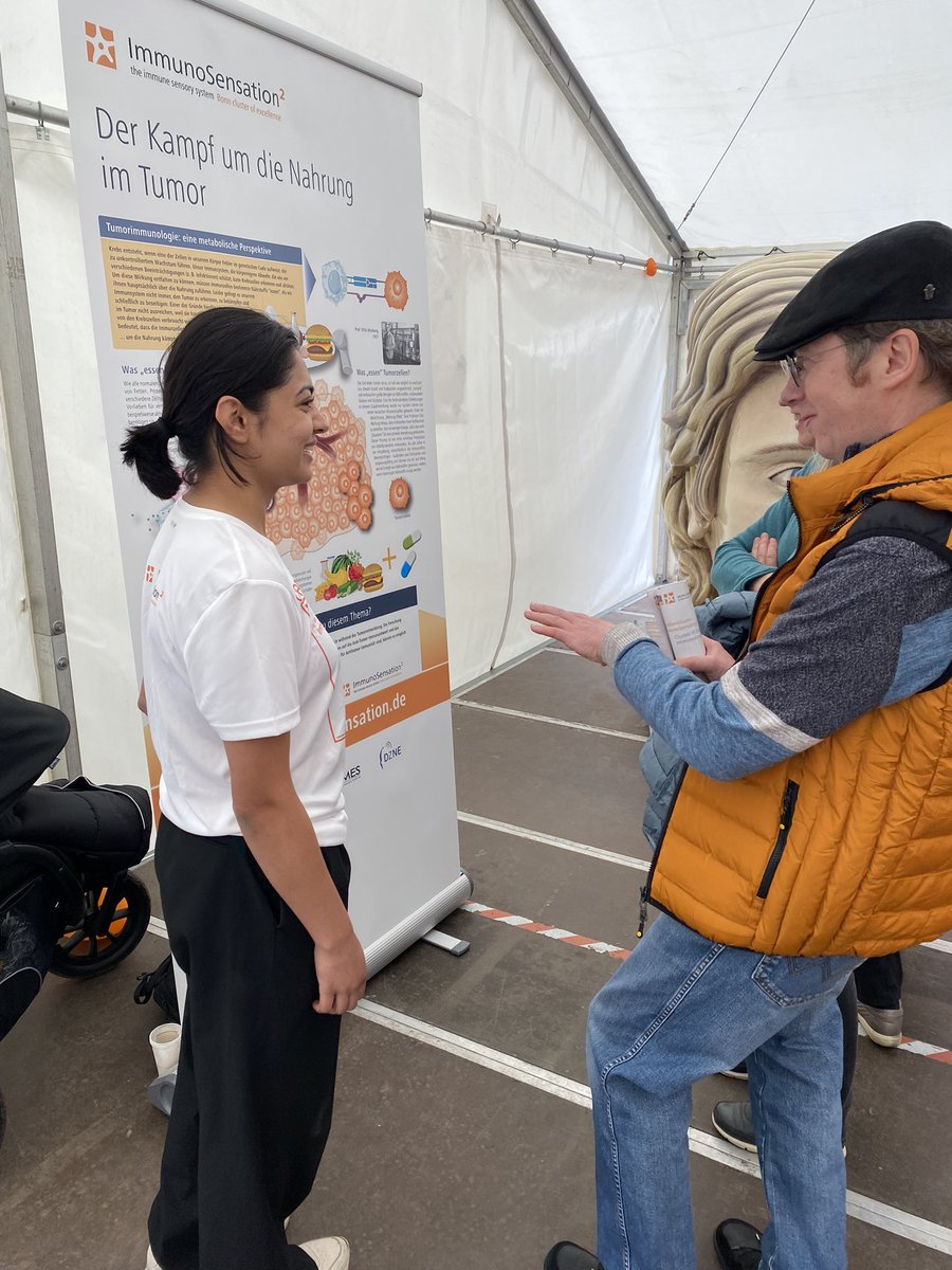 surace_laura's tweet image. Bravi!!! @susanna_s_ng @Dhruvishahh @martina_meschis PhilippStrobl 👏🏻 
Our team talked about metabolism, tumor immunology and diet with the big public in Bonn city center at #dayofimmunology organized by @ImmunoSens 🧑‍🔬 👩🏻‍🔬 
#scicomm