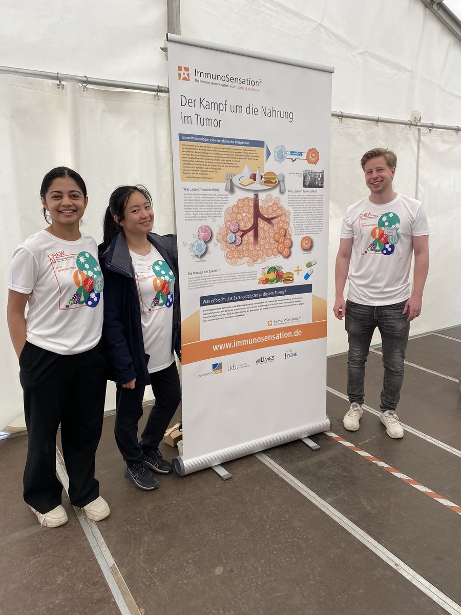 surace_laura's tweet image. Bravi!!! @susanna_s_ng @Dhruvishahh @martina_meschis PhilippStrobl 👏🏻 
Our team talked about metabolism, tumor immunology and diet with the big public in Bonn city center at #dayofimmunology organized by @ImmunoSens 🧑‍🔬 👩🏻‍🔬 
#scicomm
