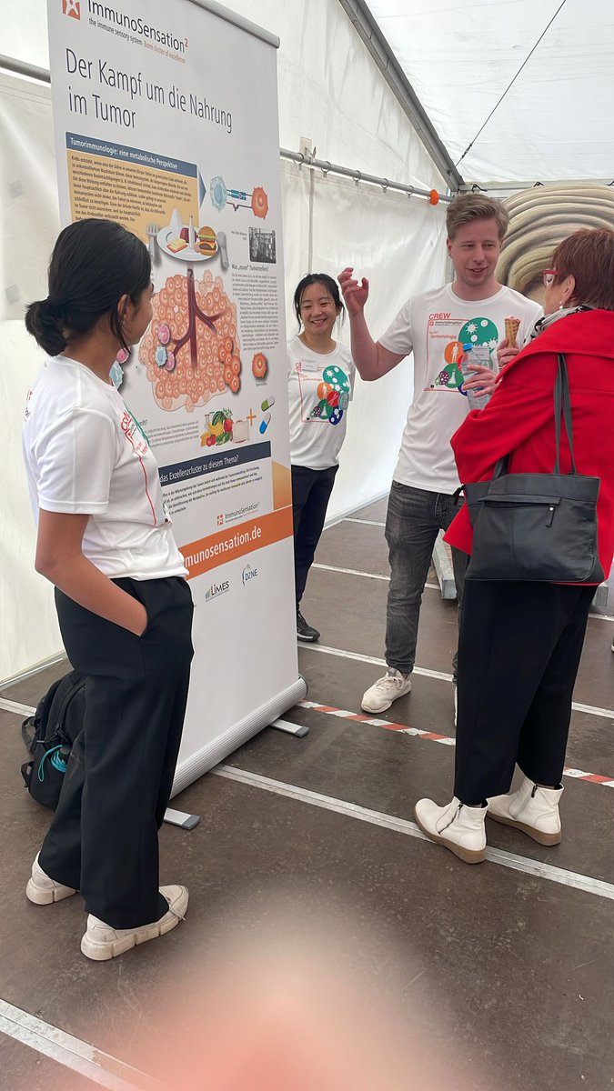 surace_laura's tweet image. Bravi!!! @susanna_s_ng @Dhruvishahh @martina_meschis PhilippStrobl 👏🏻 
Our team talked about metabolism, tumor immunology and diet with the big public in Bonn city center at #dayofimmunology organized by @ImmunoSens 🧑‍🔬 👩🏻‍🔬 
#scicomm