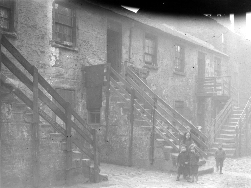 Marlborough St, 1919, Calton Slum housing, back lands with children , part of 1923 rehousing scheme