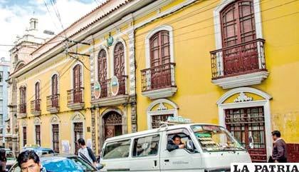 Un día como hoy se fundó el Colegio Nacional San Simón de Ayacucho en la ciudad de La Paz, cumple 195 años. De sus aulas no solo salieron jóvenes patriotas que defendieron el territorio nacional en las guerras del Pacífico, del Chaco, sino otras que tuvo que afrontar el país para…