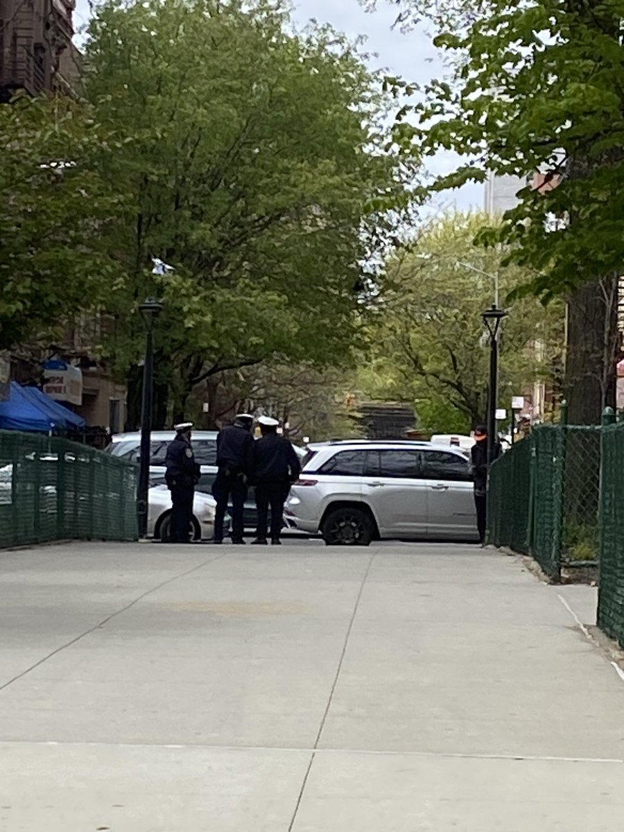 ressydm's tweet photo. @nyc311 Every day and every week it’s a visit from the traffic agents who hang out in groups while cars doublepark in clearly marked No Parking zone east side of East 107 St, &amp; 3rd Ave East Harlem https://t.co/sYtw9hppEc