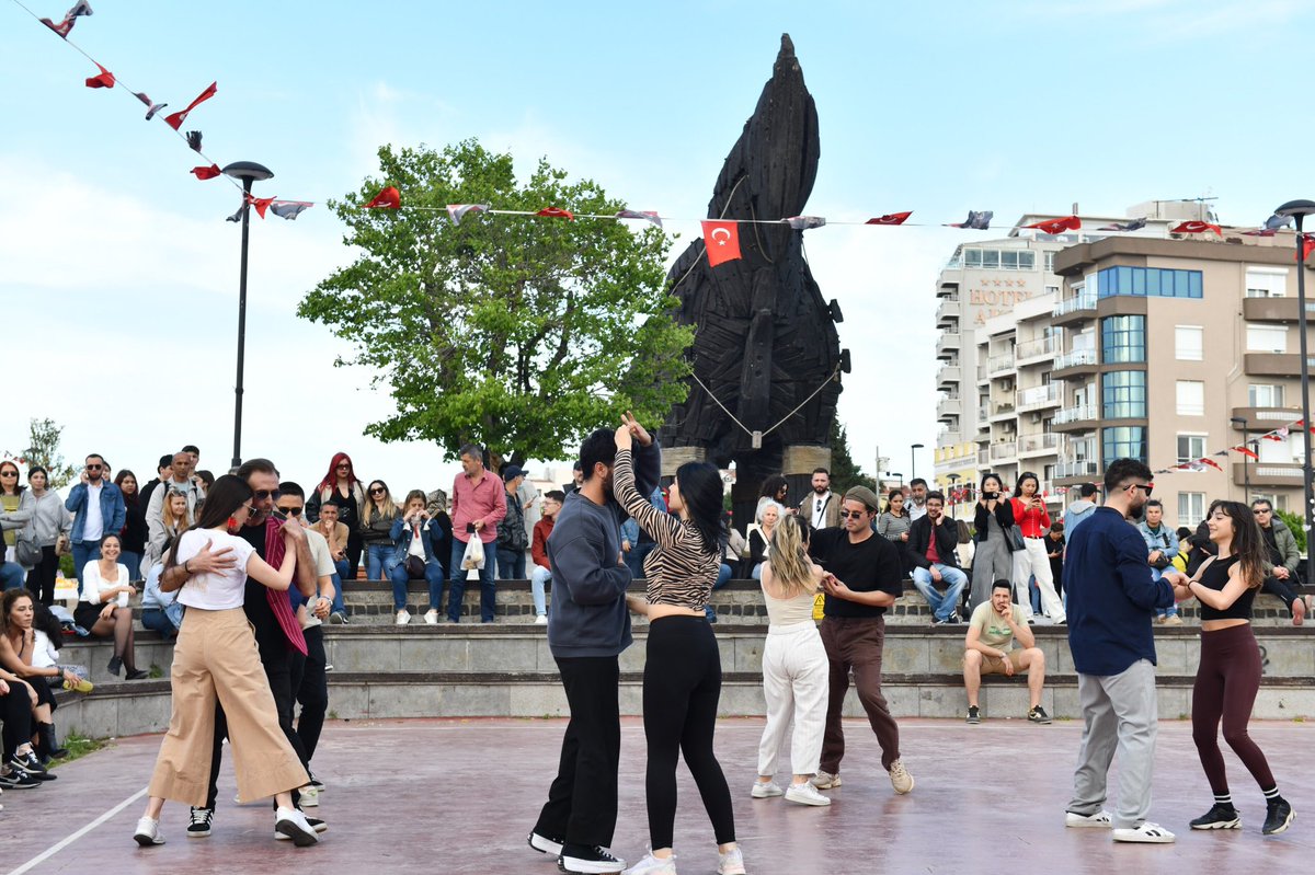 Dünya Dans Günü’nü Çağlar Kaynak Basketbol Sahası’nda doyasıya kutladık.💃🏻🪩🕺🏻 Müziğin ritmine bizimle birlikte kapılan tüm kentlilerimize teşekkürlerimizi iletiyoruz.🤗 #DünyaDansGünü Kutlu Olsun…❤️