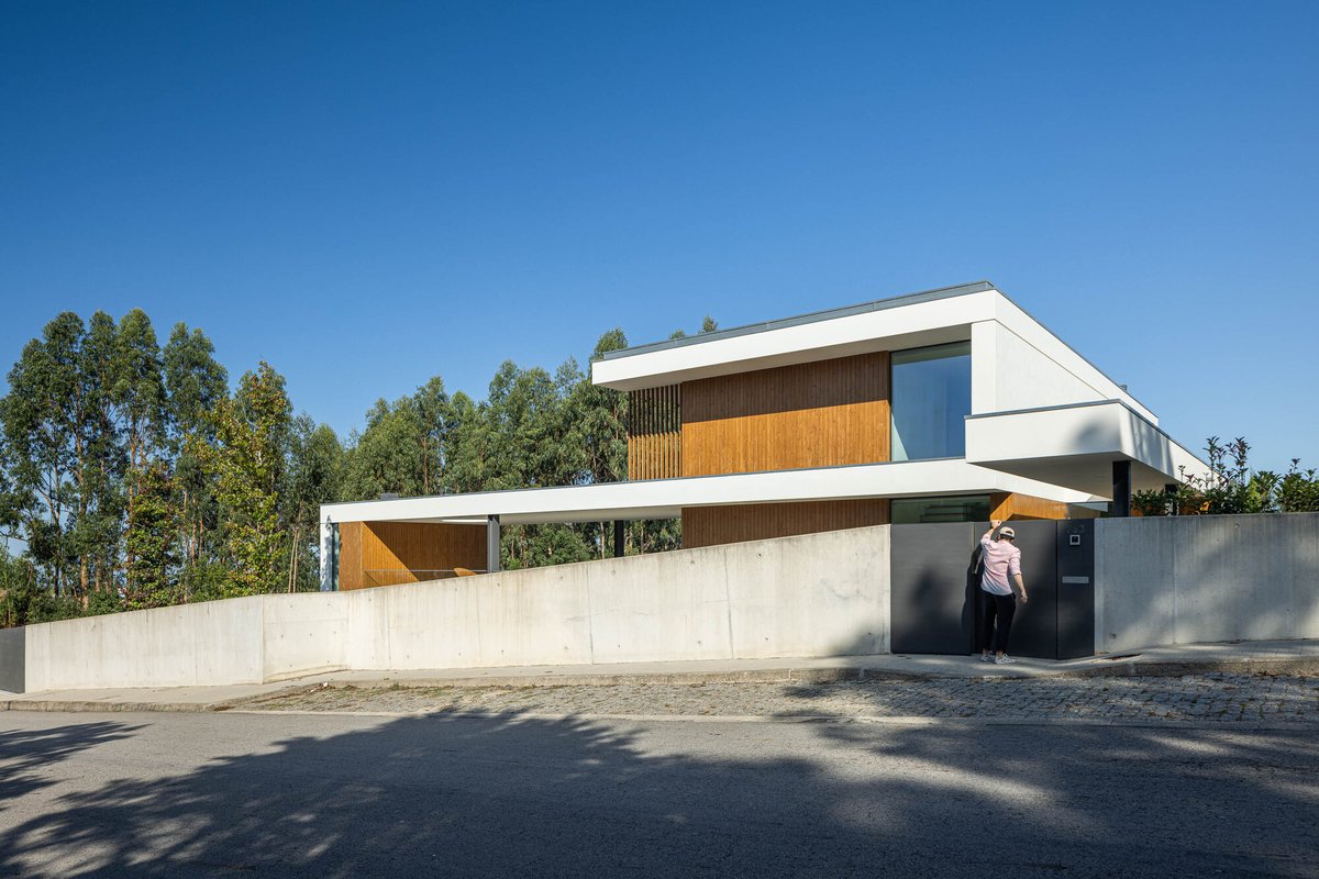 #ResidentialArchitecture #Houses J.M.C. House / Atelier d'Arquitectura Lopes da Costa dlvr.it/T65k0K