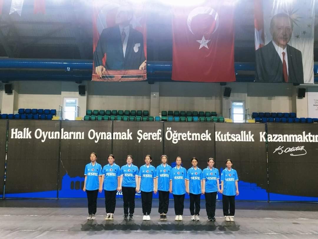 Kütahya'da düzenlenen halk oyunları yarışması otantik düzenlemesiz kategorisinde Türkiye şampiyonluğunu elde eden ilçemiz Mimar Sinan Ortaokulu öğrencileri ile tüm emeği geçenleri tebrik ediyor, başarılarılarının devamını diliyorum.