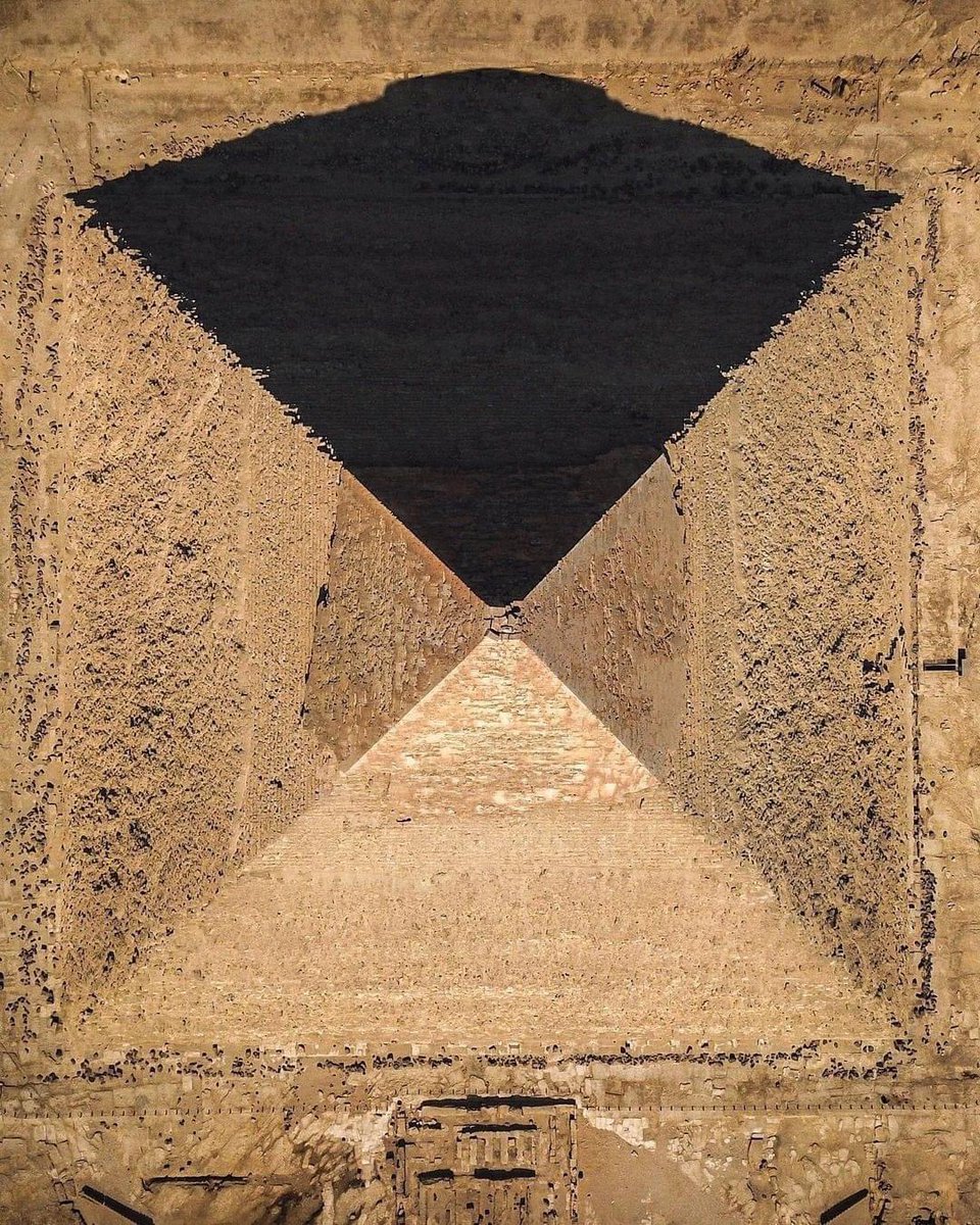 Una sombra perfecta en la pirámide de Egipto. 📸