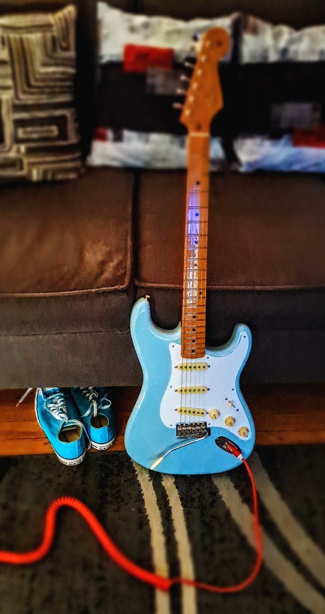 I sensed a little jealousy brewing, so after spending most of the week with Velma, I'm going to spend #Straturday with Daphne.  😊 🤣
#Fender #Stratocaster