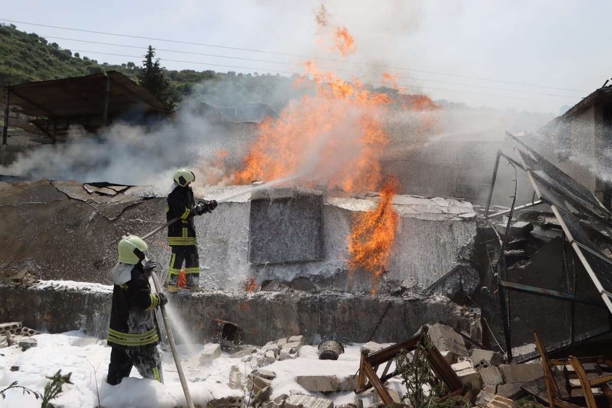 Our teams extinguished a massive fire at the Zanbaqi fuel station in Darkoush city, west of #Idlib, today, Saturday, April 27. The operation lasted for three and a half hours, involving the participation of six White Helmets centers with over 50 volunteers. Two civilians…