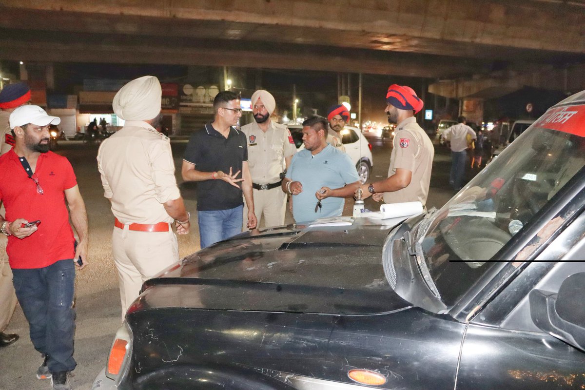 SSP Bathinda checking at the checkpoints installed to maintain the law and order situation in the district and the police force was briefed about their duty. #YourSafetyIsOurPriority @BathindaRange @DGPPunjabPolice @PunjabPoliceInd